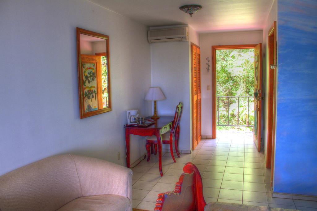 Gingerbread Restaurant & Hotel Nuevo Arenal Ruang foto