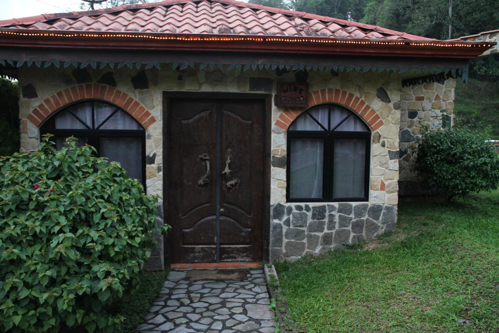 Gingerbread Restaurant & Hotel Nuevo Arenal Ruang foto