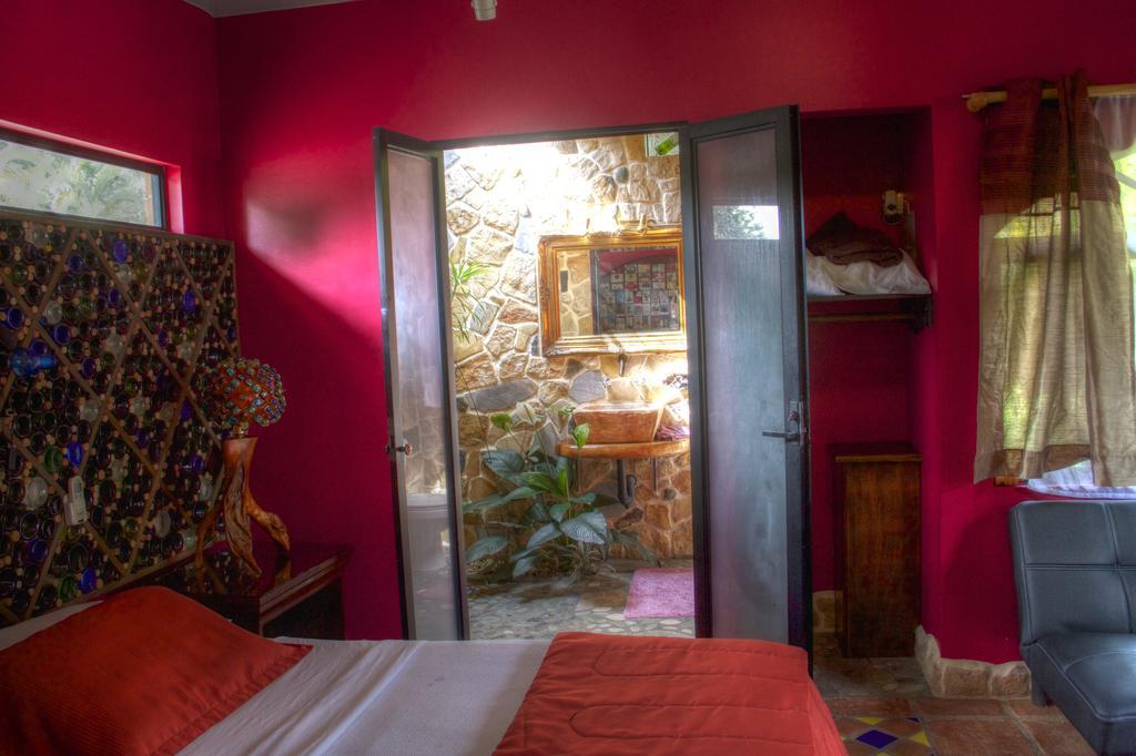 Gingerbread Restaurant & Hotel Nuevo Arenal Ruang foto