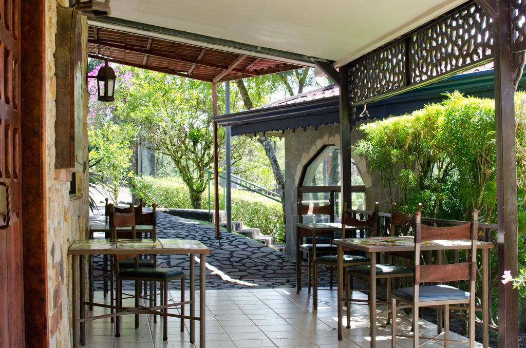 Gingerbread Restaurant & Hotel Nuevo Arenal Bagian luar foto