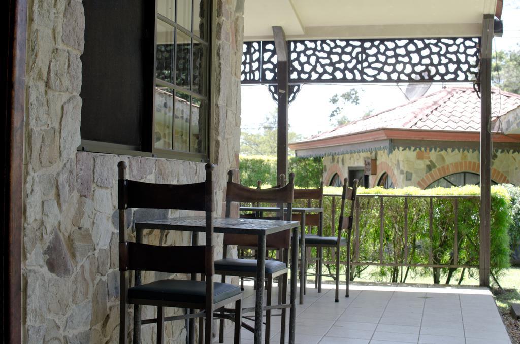 Gingerbread Restaurant & Hotel Nuevo Arenal Bagian luar foto
