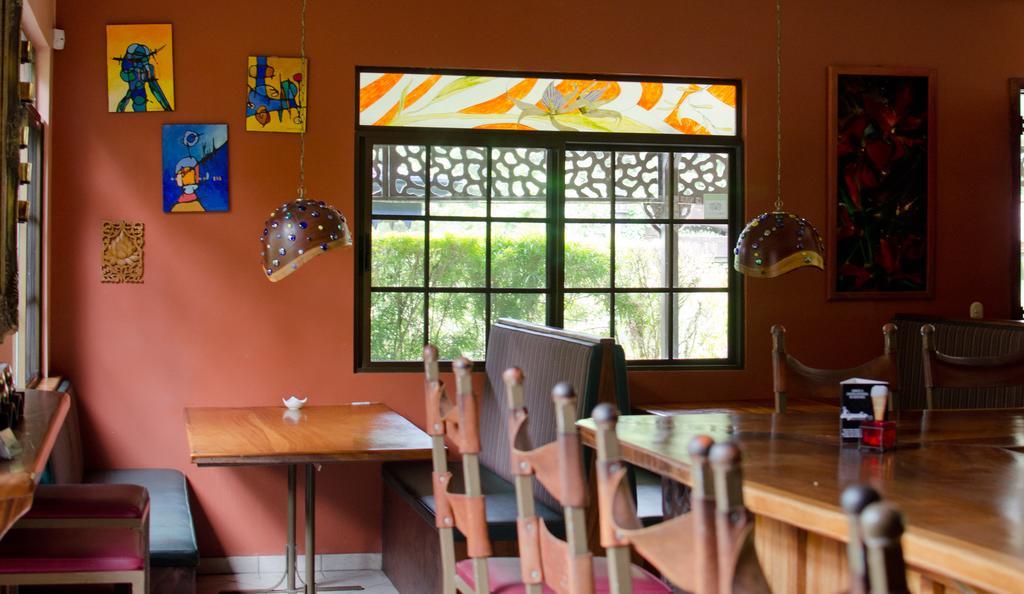 Gingerbread Restaurant & Hotel Nuevo Arenal Bagian luar foto