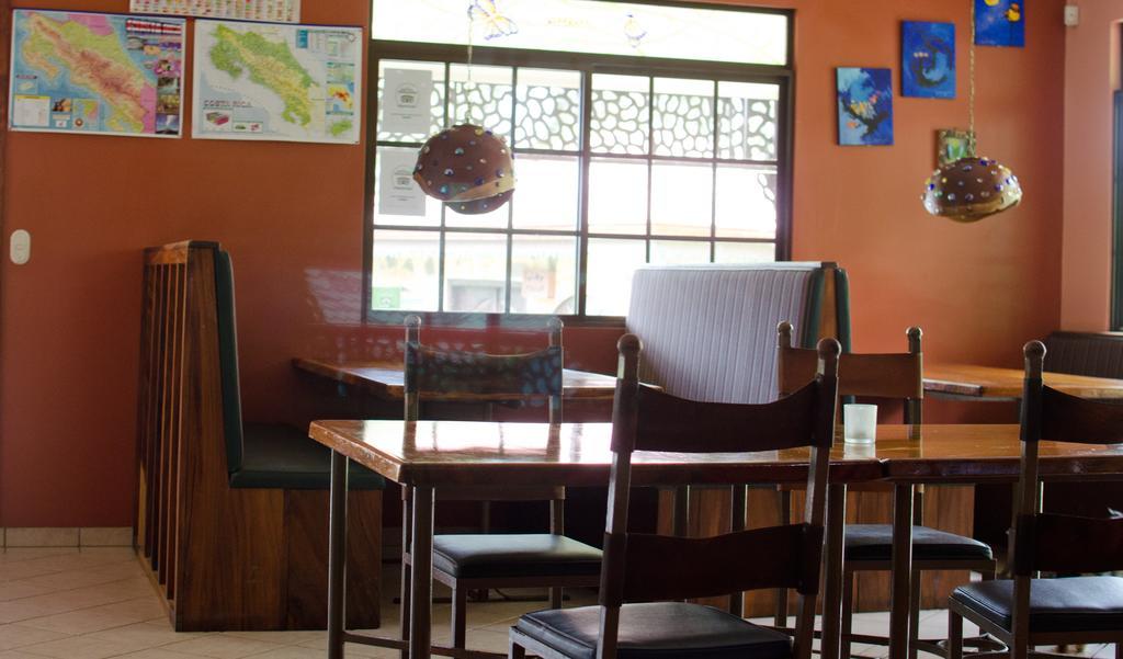 Gingerbread Restaurant & Hotel Nuevo Arenal Bagian luar foto