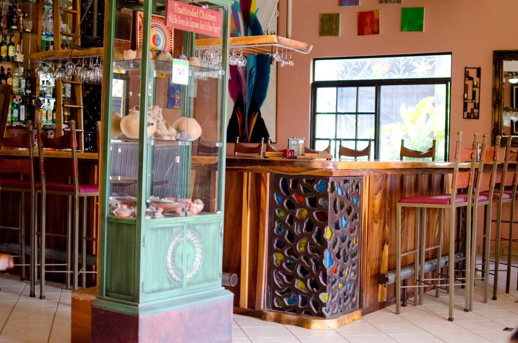 Gingerbread Restaurant & Hotel Nuevo Arenal Bagian luar foto